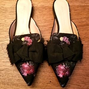 Lady's flat shoes